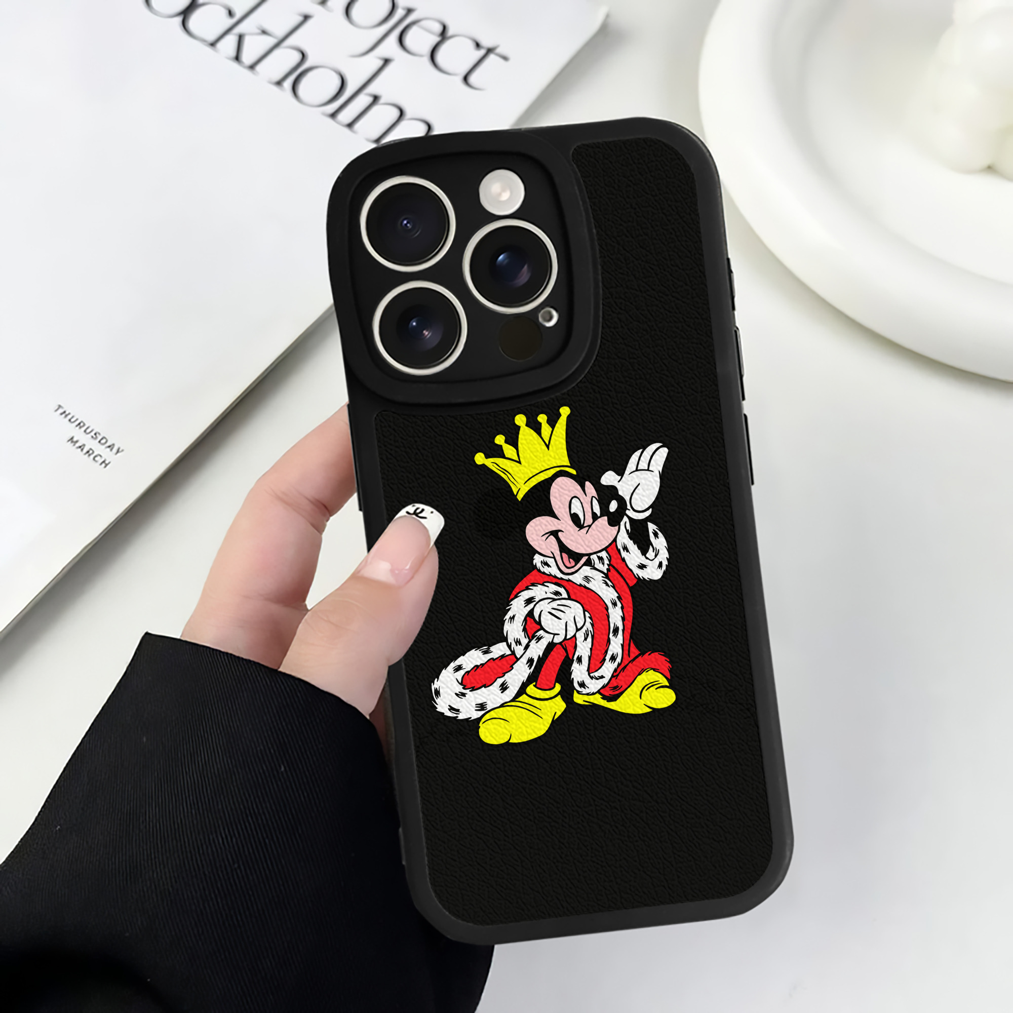 （画像用） ミッキーマウス Mickey Mouse 【iPhone 16シリーズ対応】シリコンスマホケース（レザー調） 材質：シリコン